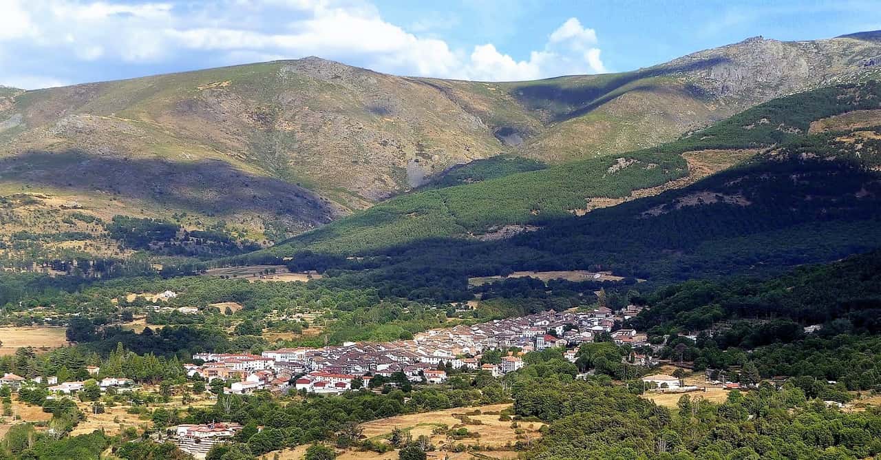 Candelario y la Sierra de Candelario al pie del hotel